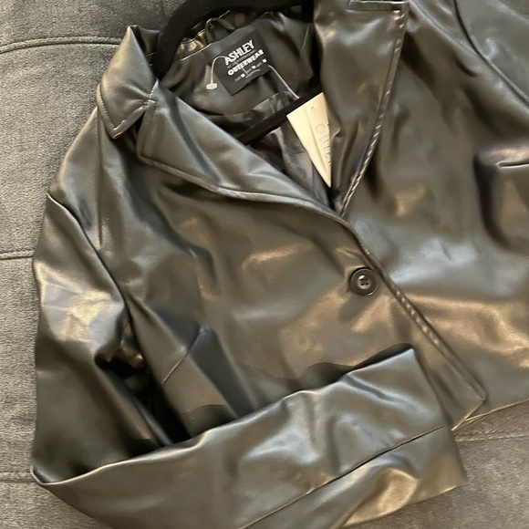 Cropped faux leather jacket - Picture 3 of 4
